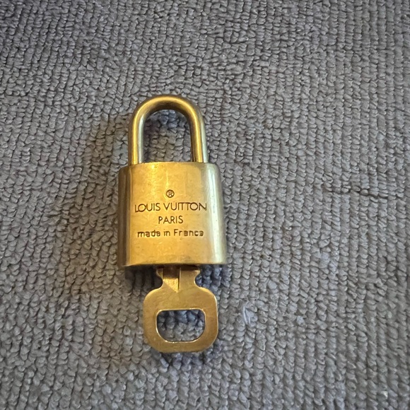 Louis Vuitton lock and key 307 - Picture 2 of 2